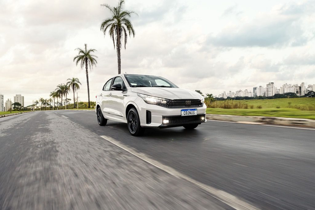 fiat cronos drive s design 2026 branco alaska frente em movimento 3