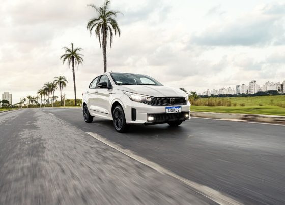 fiat cronos drive s design 2026 branco alaska frente em movimento 3