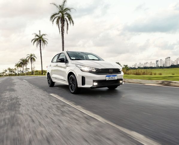 fiat cronos drive s design 2026 branco alaska frente em movimento 3