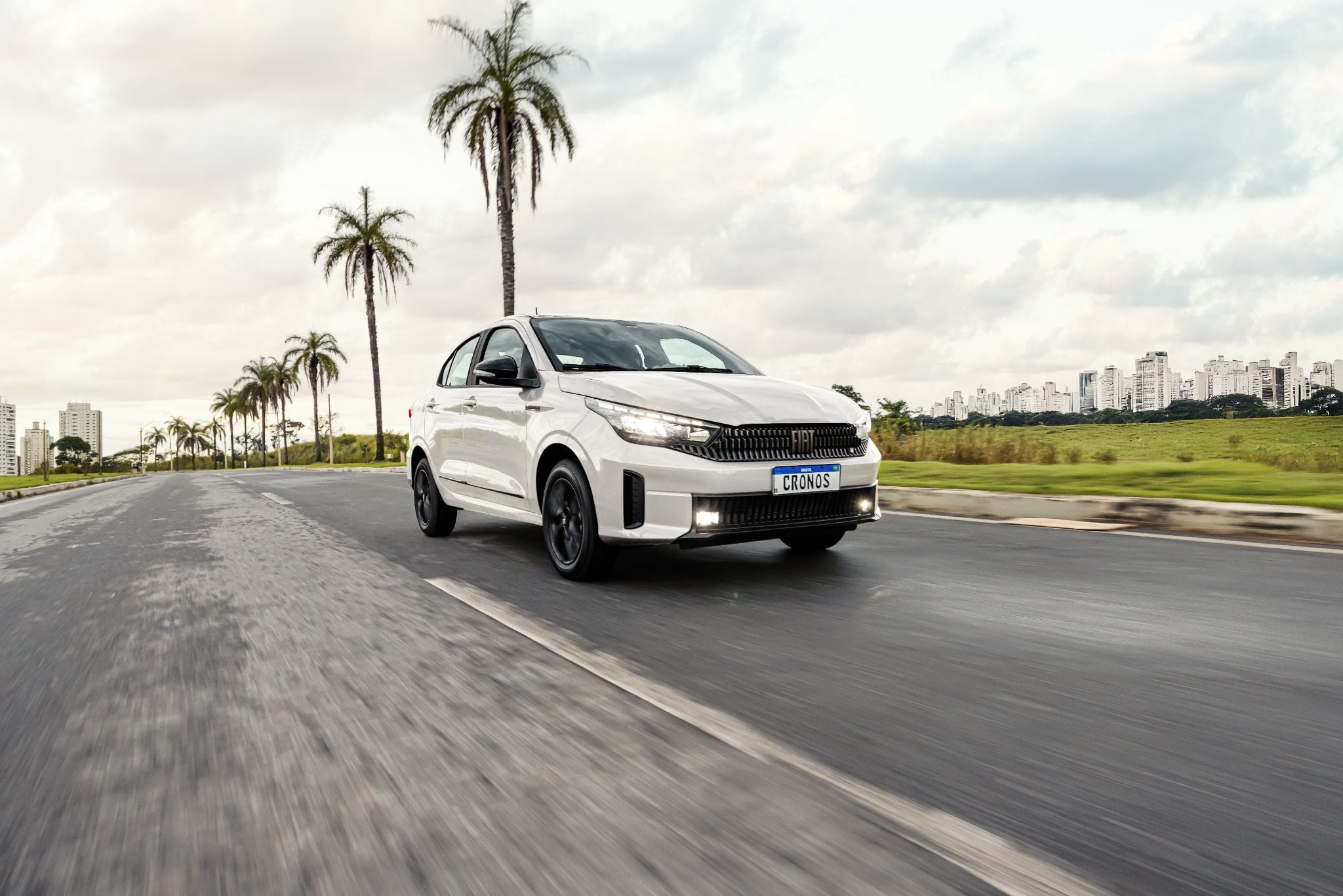 fiat cronos drive s design 2026 branco alaska frente em movimento 3