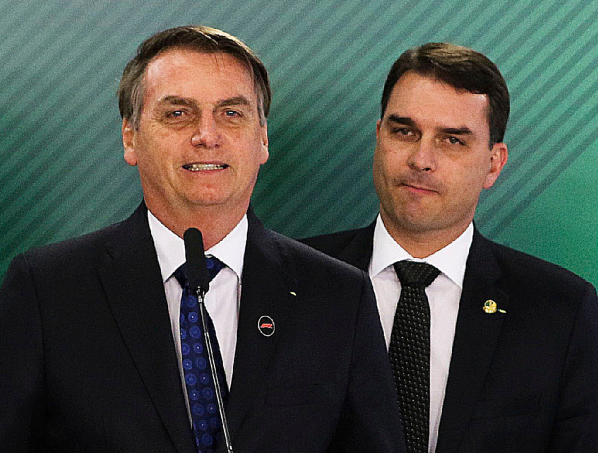 jair-bolsonaro-flavio-bolsonaro-24-06-2019