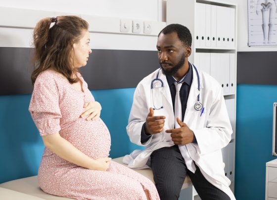 Com acompanhamento médico e uso correto da terapia antirretroviral, é possível controlar o HIV durante a gestação e praticamente eliminar o risco de transmissão ao bebê