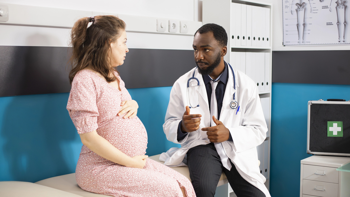 Com acompanhamento médico e uso correto da terapia antirretroviral, é possível controlar o HIV durante a gestação e praticamente eliminar o risco de transmissão ao bebê