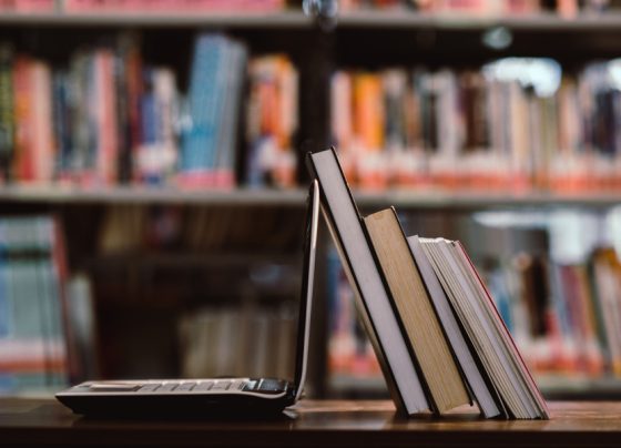 Como a tecnologia pode ser usada no processo editorial? | © jcomp on Freepik