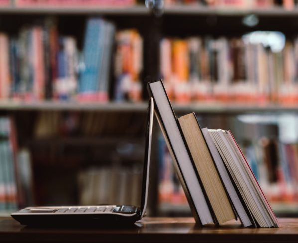 Como a tecnologia pode ser usada no processo editorial? | © jcomp on Freepik