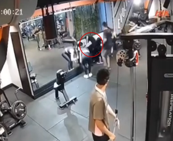 jovem joelhos academia