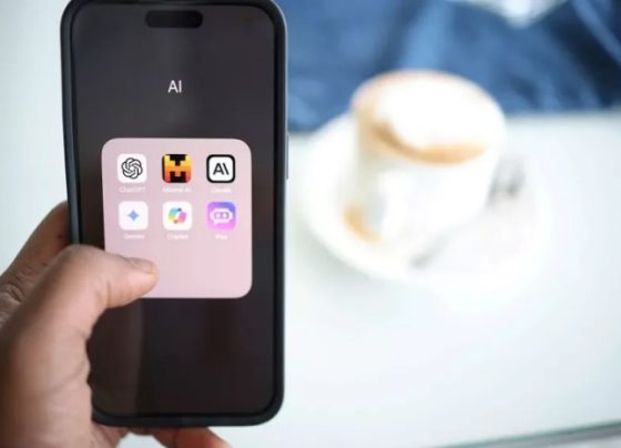 Celular mostra na tela logos de vários tipos de Inteligência Artificial (Foto: Unsplash/Solen Feyissa)