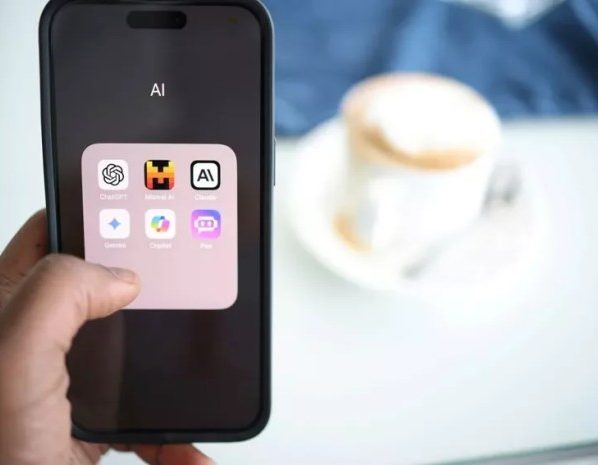Celular mostra na tela logos de vários tipos de Inteligência Artificial (Foto: Unsplash/Solen Feyissa)