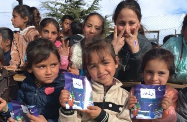 Crianças recebem ajuda de voluntários da Child Evangelism Fellowship. (Foto: Reprodução)