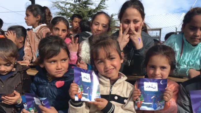 Crianças recebem ajuda de voluntários da Child Evangelism Fellowship. (Foto: Reprodução)