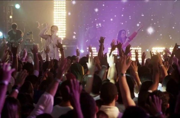 Ministério de louvor e adoração durante culto em igreja (Foto: Reprodução)