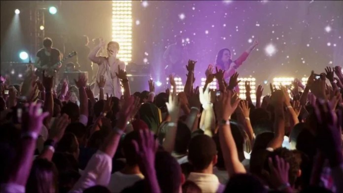 Ministério de louvor e adoração durante culto em igreja (Foto: Reprodução)