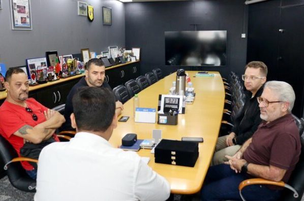 Prefeito presta homenagem a profissionais que contiveram invasor em escola do Boa Vista