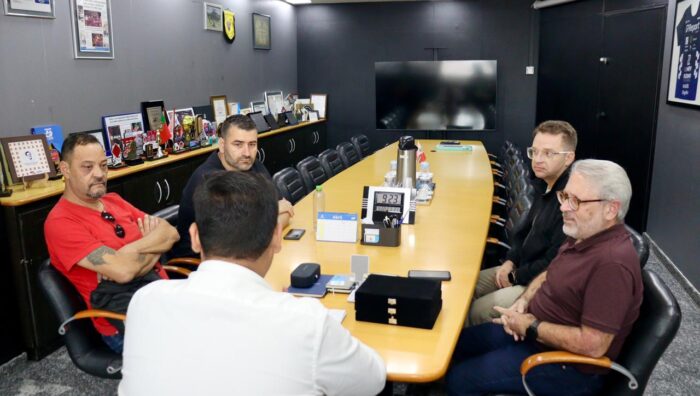 Prefeito presta homenagem a profissionais que contiveram invasor em escola do Boa Vista