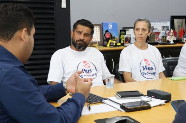 Prefeito recebe grupo de pais de alunos de escola do Boa Vista