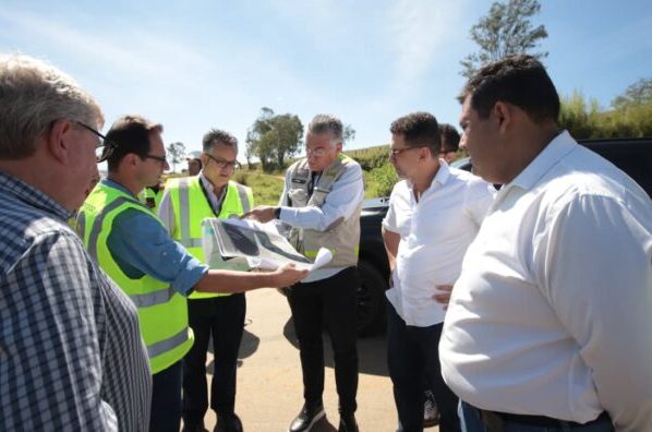 Prefeito vistoria estrada da Duchen com representantes do Estado e reforça pedido por alteamento