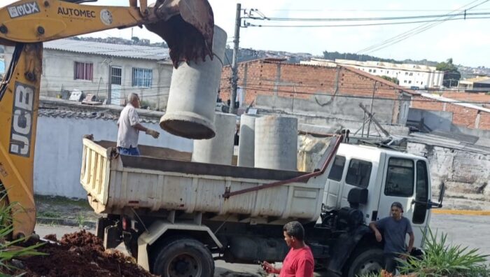 Prefeitura reforça sistema de drenagem na avenida Katsutoshi Naito com troca de tubulação
