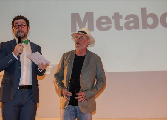 O editor e apresentador Henderson Furst, e Ricardo Costa, CEO da MVB América Latina, no palco do Prêmio PN em 2025; neste ano, novamente, são 15 finalistas do Prêmio Metabooks | © Francio de Holanda / PublishNews