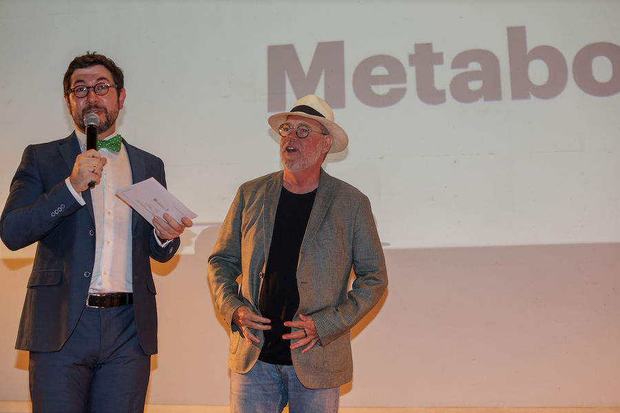 O editor e apresentador Henderson Furst, e Ricardo Costa, CEO da MVB América Latina, no palco do Prêmio PN em 2025; neste ano, novamente, são 15 finalistas do Prêmio Metabooks | © Francio de Holanda / PublishNews