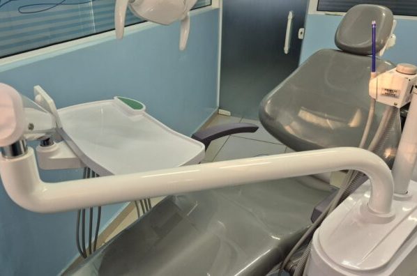 Saúde inicia instalação de novas cadeiras odontológicas em oito unidades