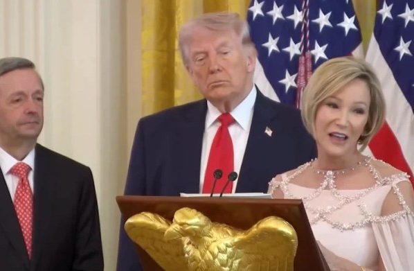 A televangelista Paula White-Cain, ladeada pelo presidente Donald Trump e pelo pastor sênior da Primeira Igreja Batista de Dallas, Robert Jeffress, discursa durante um almoço privado de Páscoa na Casa Branca em 1º de abril de 2026. ( Captura de tela/YouTube)