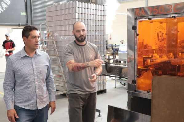 Vice-prefeito visita fábrica de bebidas na região do Raffo