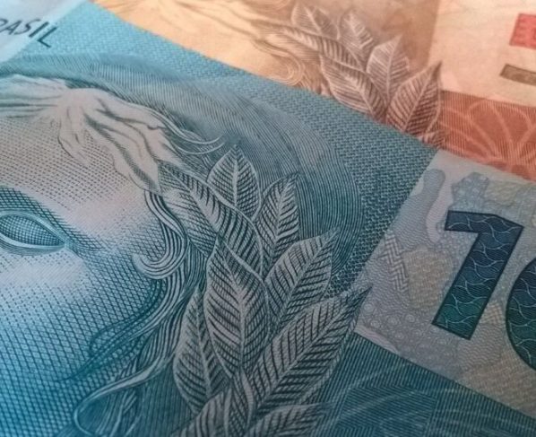 Com o fim da escala 6x1 aprovado, salários podem ficar menores no Brasil