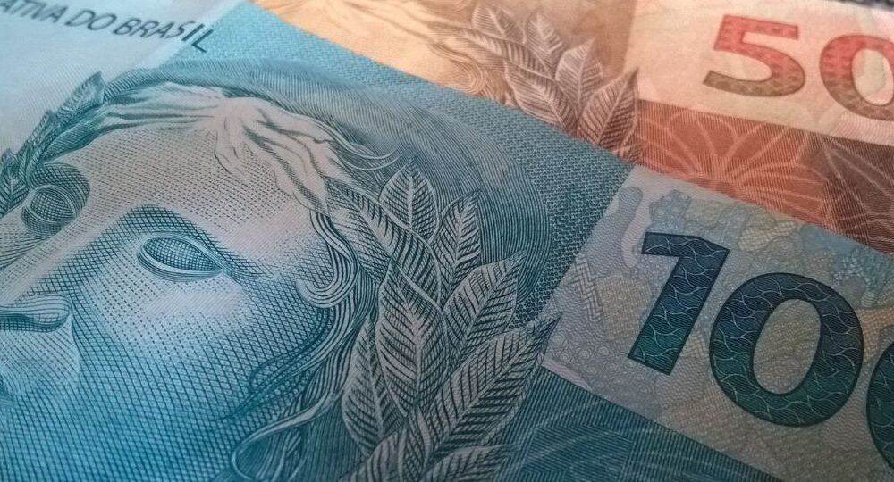 Com o fim da escala 6x1 aprovado, salários podem ficar menores no Brasil