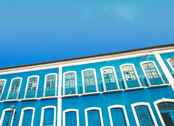 Unindo o charme de suas ladeiras históricas a uma efervescência cultural única, essa cativante capital à beira-mar preserva tesouros da era colonial e o título que celebra seu grandioso legado literário