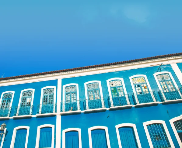 Unindo o charme de suas ladeiras históricas a uma efervescência cultural única, essa cativante capital à beira-mar preserva tesouros da era colonial e o título que celebra seu grandioso legado literário