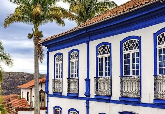 Localizada na Serra do Espinhaço, a antiga joia da mineração do século XVIII une gastronomia autêntica do Vale do Jequitinhonha, pousadas charmosas e clima ideal para os meses de inverno.