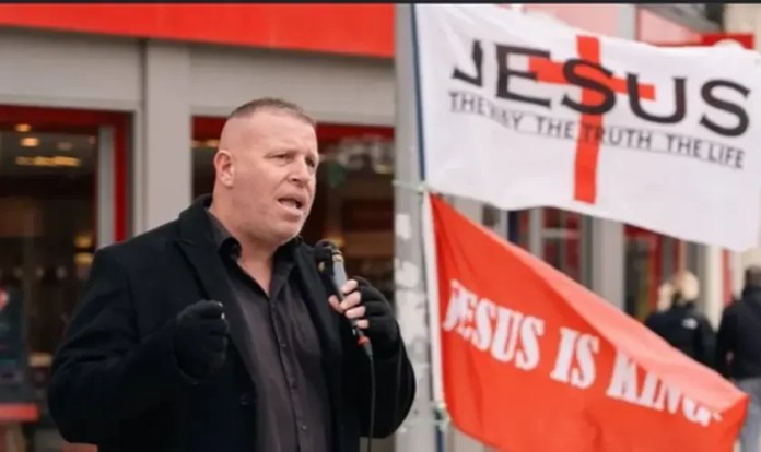 Pastor Stephen Clayden durante pregação pública em Colchester, na Inglaterra. (Foto: Christian Legal Centre)