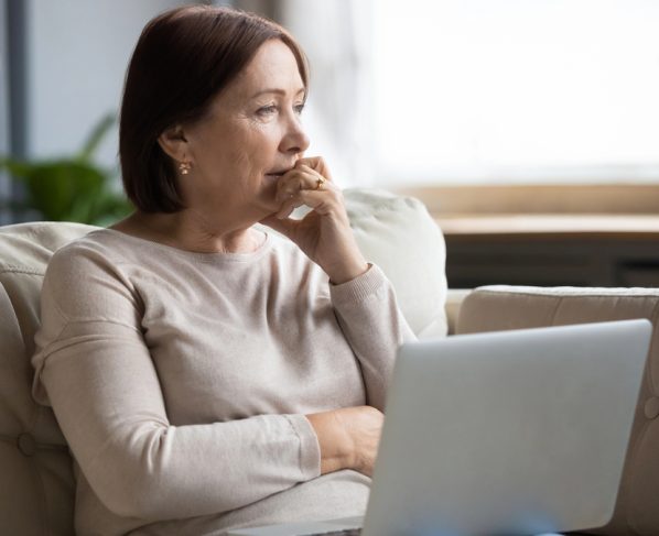 As mudanças hormonais da menopausa podem ser interpretadas como “queda de desempenho”. Entenda o que muda para a mulher e como amenizar os sintomas