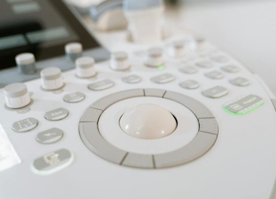 Equipamento de ultrassom hospitalar gerando ondas sonoras em laboratório para destruir vírus