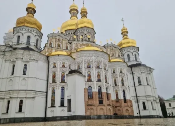 Exterior do Mosteiro das Cavernas de Kiev, na Ucrânia (Foto: Canva)