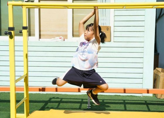 Criança brincando ao ar livre, atividade que um estudo longitudinal associa a trajetórias mais saudáveis de saúde mental infantil