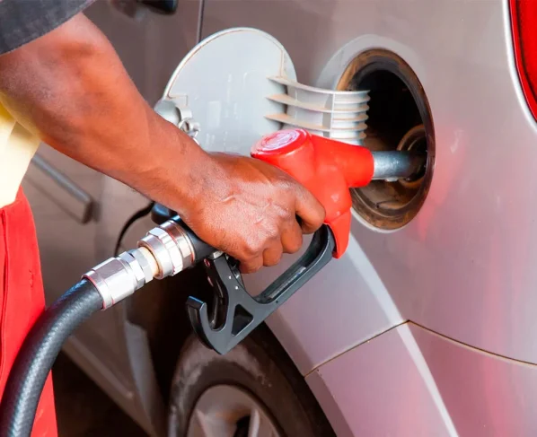 bomba de combustivel gasolina etanol diesel frentista posto de combustivel abastecer shutterstock 2