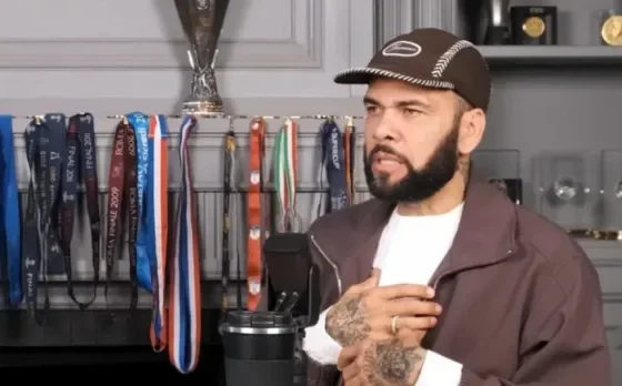 Daniel Alves durante entrevista no podcast de Marcos Brunet (Foto: Reprodução)