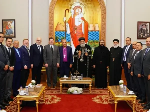 Uma delegação da Aliança Batista Mundial se reúne com o Papa Tawadros II no Egito para discutir o diálogo entre batistas e ortodoxos coptas e a futura cooperação. (Foto: Aliança Batista Mundial)