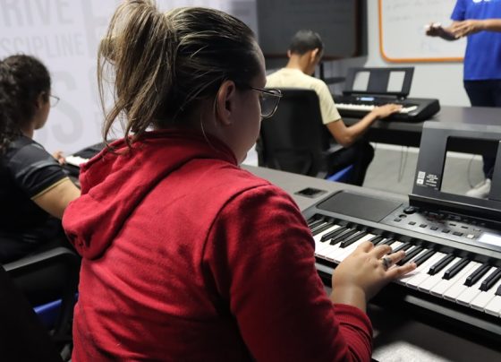 FJU e USE investem na formação de jovens por meio da arte e da capacitação