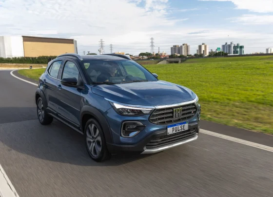 Fiat Pulse Impetus Hybrid 2025 Azul Amalfi frente em movimento (2)