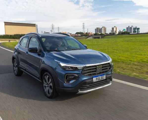 Fiat Pulse Impetus Hybrid 2025 Azul Amalfi frente em movimento (2)