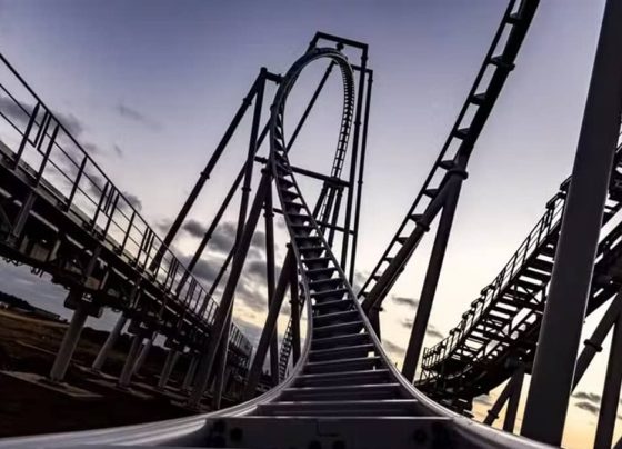 Com 55 metros de altura, a Ghost Rider deu suas primeiras voltas hoje e já atrai olhares curiosos para o Cacau Park