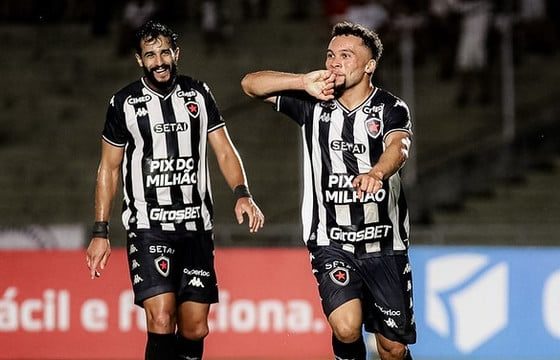 jogadores comemoram golbotafogopb