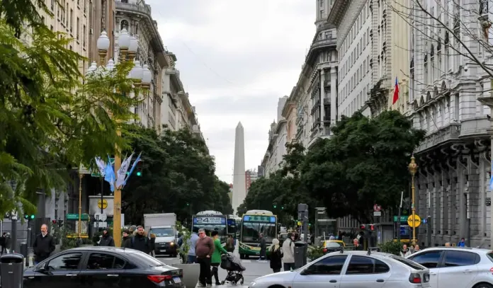 Representação da reconfiguração religiosa na Argentina com crescimento evangélico.