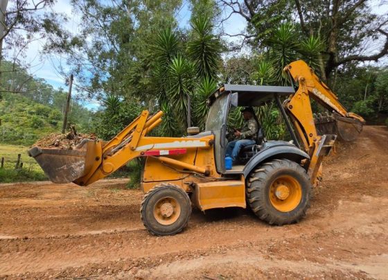Estrada Pedra Branca, na zona rural, recebe melhorias em trechos críticos