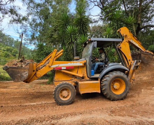 Estrada Pedra Branca, na zona rural, recebe melhorias em trechos críticos