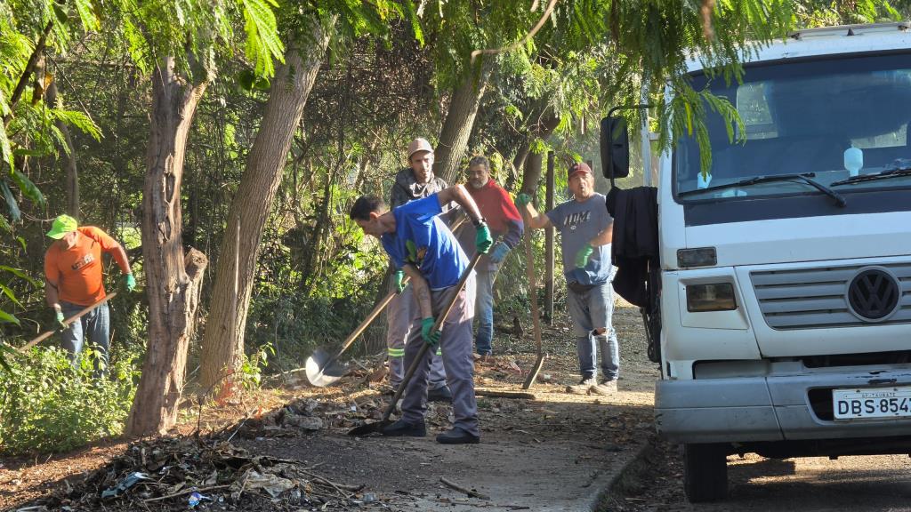 Força-tarefa da Prefeitura retira 43 toneladas de lixo e entulho de Área de Preservação Permanente no Jardim Mourisco