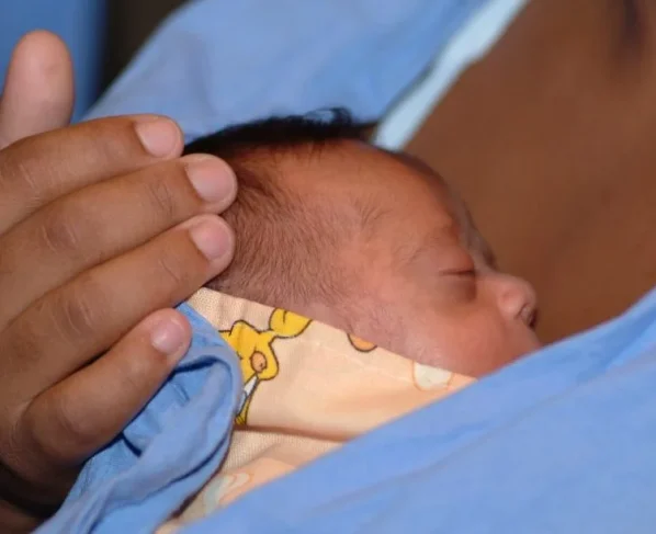Laser alivia dores da amamentação e evita desmame precoce de bebês, aponta estudo da USP
