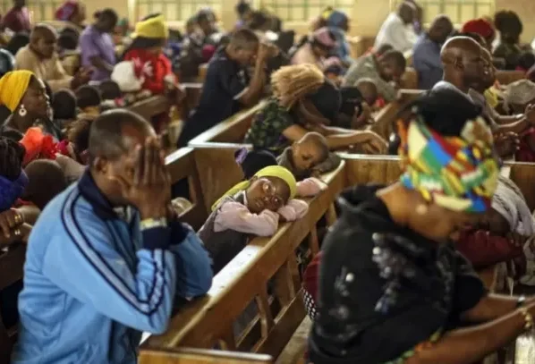 Culto em uma igreja cristã na Nigéria. (Foto: Reprodução)